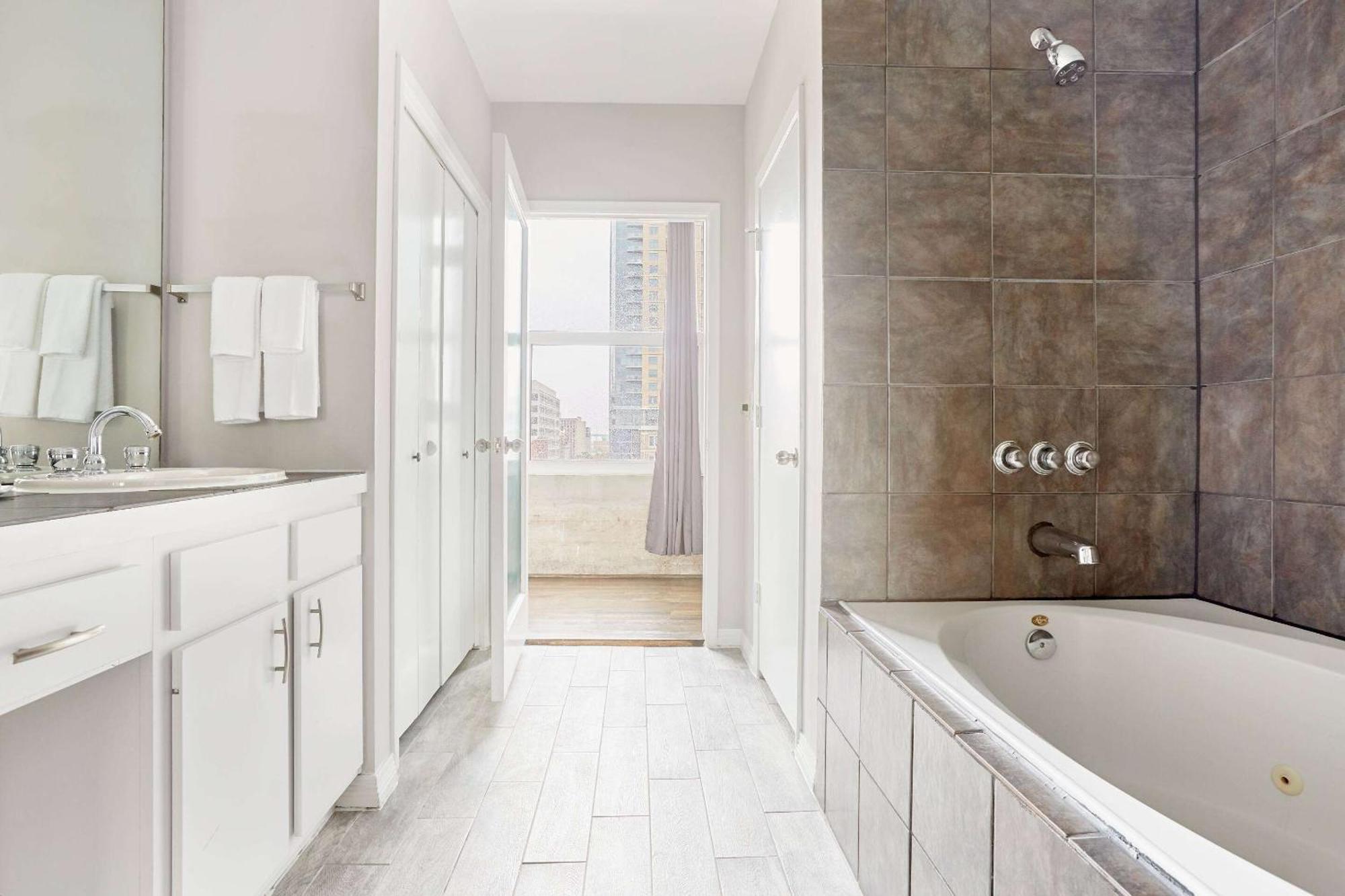 Reside Houston Downtown, A Wyndham Residence Bagian luar foto